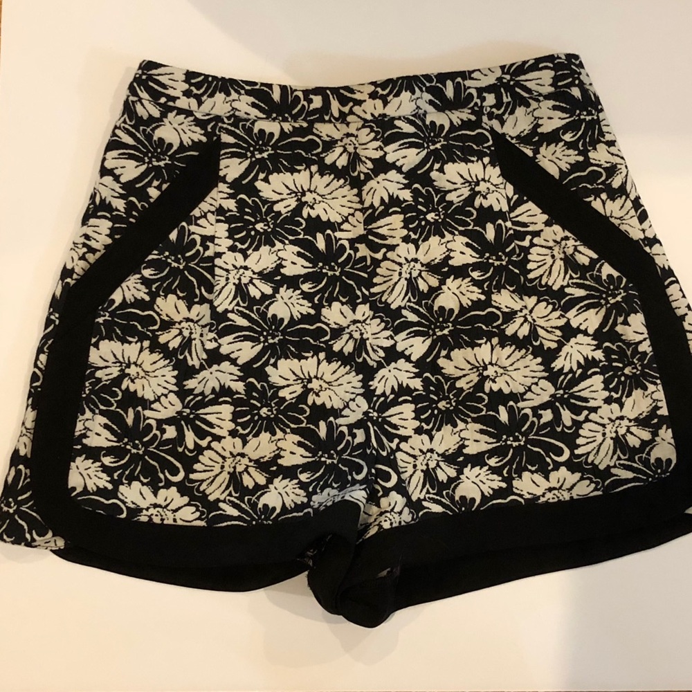 Highwaisted floral shorts